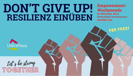 Grafische Darstellung von vier gereckten Fäusten. Text: Don't give up. Resilienz einüben. Empowerment-Wochenende für Menschen, die in Deutschland von Rassismus betroffen sind. For free! 18. bis 20. Oktober 2024 im LidiceHaus. Let's be strong together.