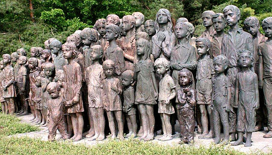 Bronzestatue der 82 getöteten Kinder von Lidice geschaffen von der Bildhauerin Marie Uchytilová. Das Denkmal steht in Lidice.