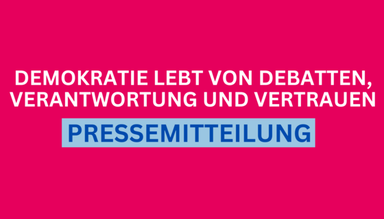 Auf rotem Grund steht folgender Text: Demokratie lebt von Debatten, Verantwortung und Vertrauen. Pressemitteilung.