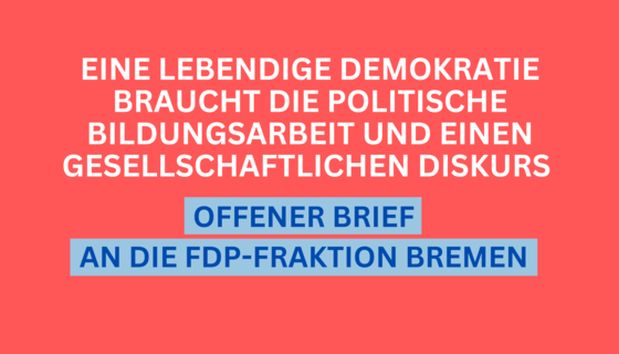 Auf orangenem Grund steht folgender Text: Eine lebendige Demokratie braucht die politische Bildungsarbeit und einen gesellschaftlichen Diskurs. Offene Brief an die FDP Fraktion Bremen.