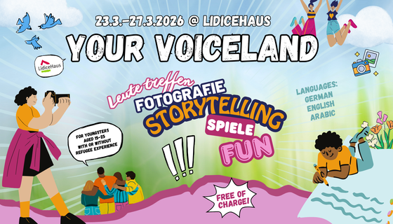 Buntes frühlingshaftes Bild zur Bewerbung von Your Voiceland: Der Hintergrund hat einen Farbverlauf von hellblau nach hellgrün und deutet so einen blauen Himmel und eine Wiese an. Es sind mehrere dekorative Elemente zu sehen: oben fliegen blaue Vögel, am rechten Seitenrand ist ein Blumenstrauß. Es sind grafische Darstellungen mehrerer Menschen zu sehen, die unterschiedliche Hautschattierungen haben - es soll Diversität dargestellt werden. Eine weibliche Person hat eine Kamera in der Hand, ein Junge liegt auf einem Blatt Papier und schreibt, zwei junge Frauen springen in die Luft und recken die Arme nach oben, eine Gruppe von 4 Menschen ist von hinten zu sehen - sie halten sich in den Armen. Der Text auf dem Bild lautet: 23.3.-27.3.2026 @ LidiceHaus. Your Voiceland. For youngsters aged 15-25 with or without refugee experience. Free of charge. Languages: German, English, Arabic. Leute treffen, Fotografie, Storytelling, Spiele, Fun.